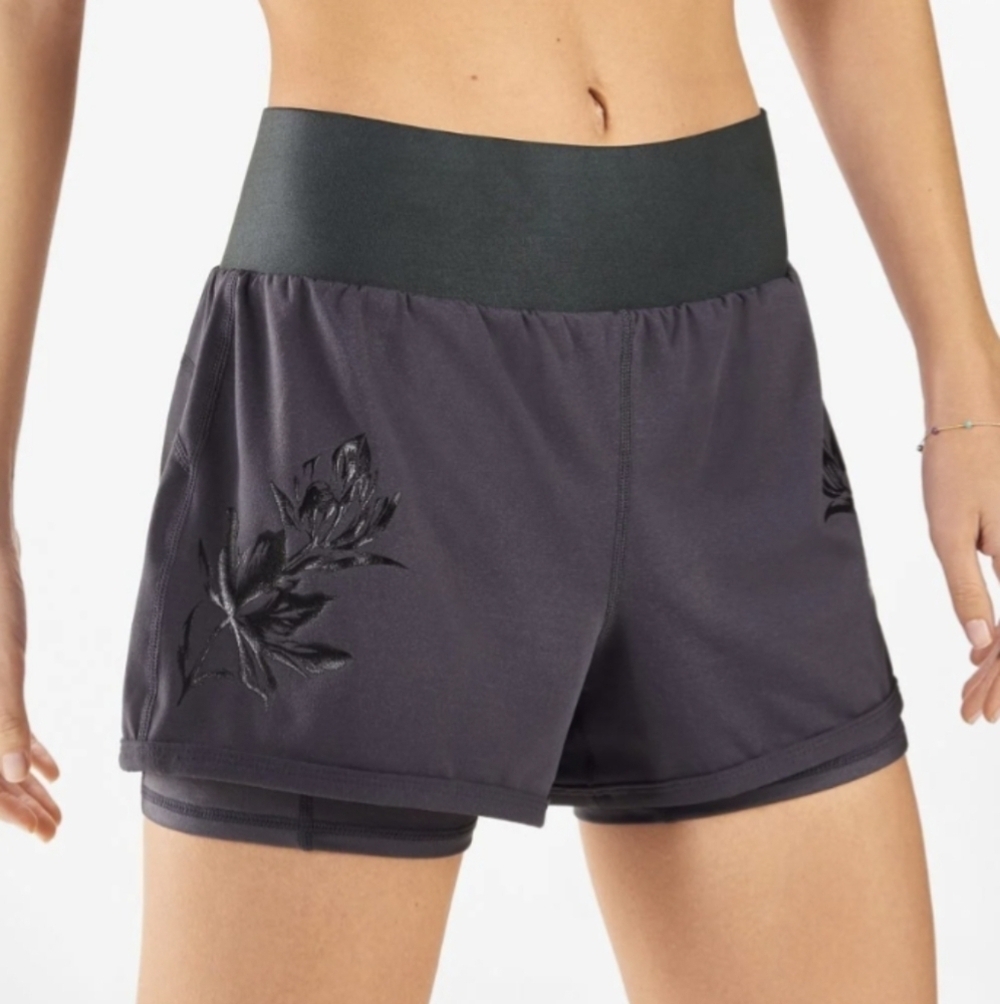 Fabletics Olesia Shine Short, Color Everglade Shine/Iron Size S